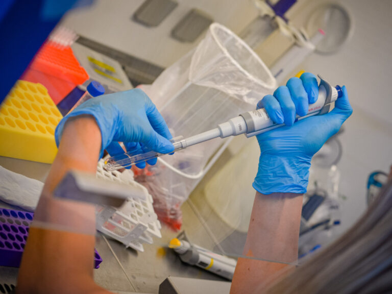 V pátek přibylo v Česku 192 případů covidu, o pětinu méně než před týdnem