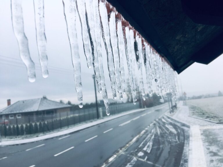 Od pátečního večera mohou v celé zemi namrzat silnice a chodníky