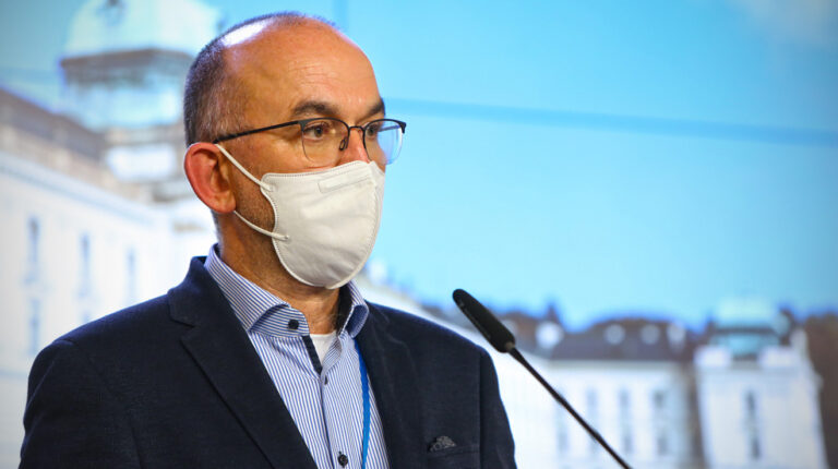 Nemocniční zdravotníci dostanou odměny v květnu, slíbil Blatný