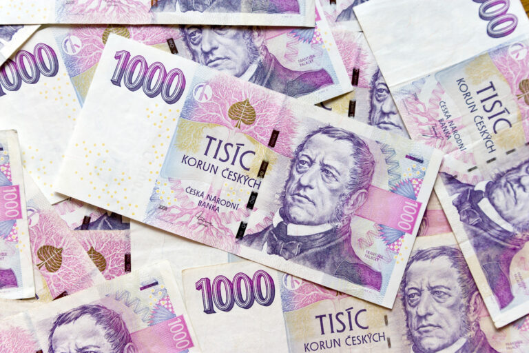 Koruna k euru i dolaru stagnovala, burza opět posílila