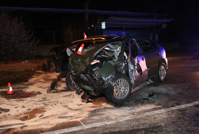 Při nehodě u Počernic zemřeli dva dospělí, dítě skončilo v nemocnici
