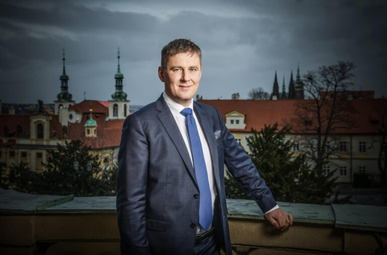 Petříček: ‚Odcházím se vztyčenou hlavou.‘ Zahraničí zatím povede ministr vnitra Hamáček