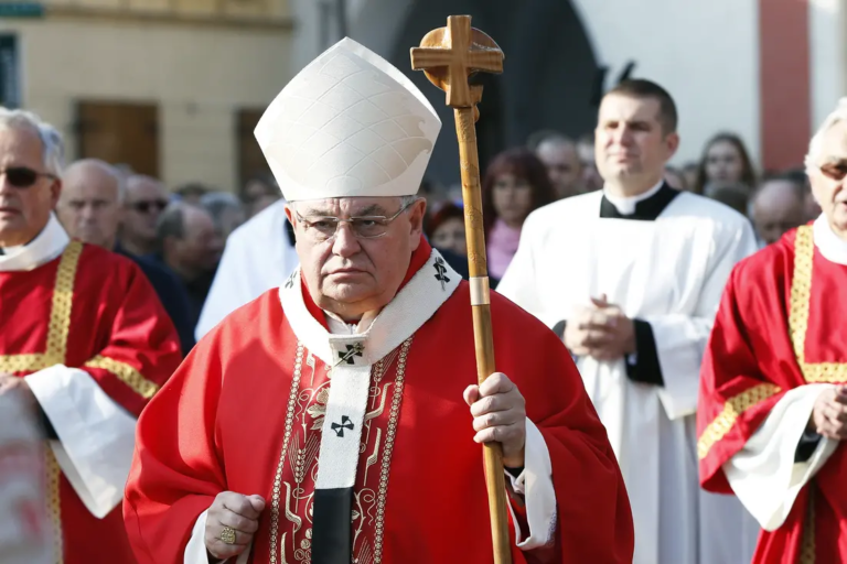 Duka na půlnoční mši poděkoval pomáhajícím proti koronaviru