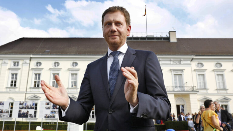 Saský premiér varoval před nákupy a lyžováním v Česku