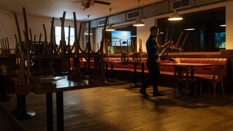 ČR přechází do 4. stupně PES, zavírají se restaurace nebo hotely