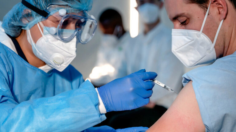 Server: Zdravotní ústav očkuje své pracovníky i jejich příbuzné