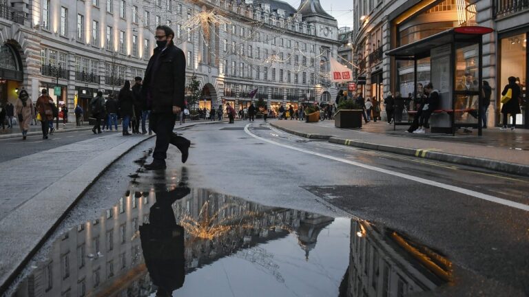 Od Británie se kvůli viru izolují další země, i Polsko či Kanada