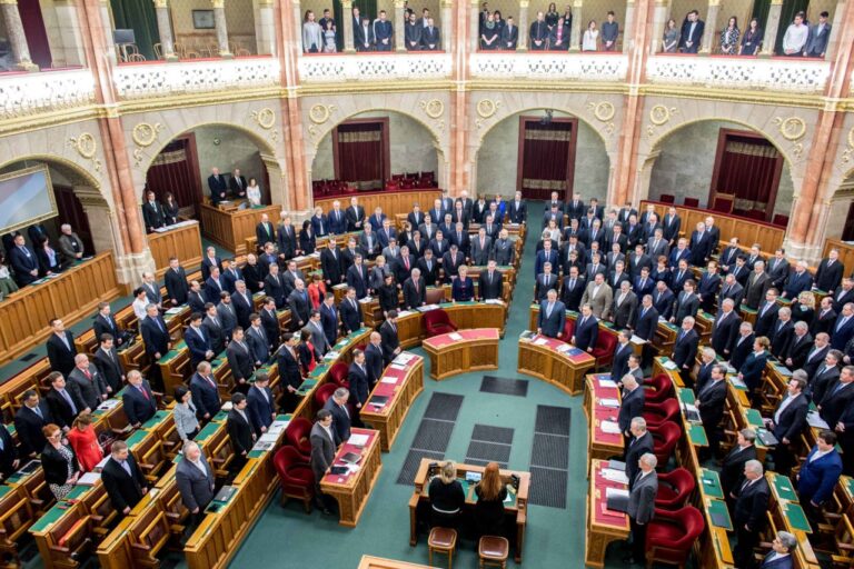 Reuters: Fidesz zaostává v průzkumech za sjednocenou opozicí