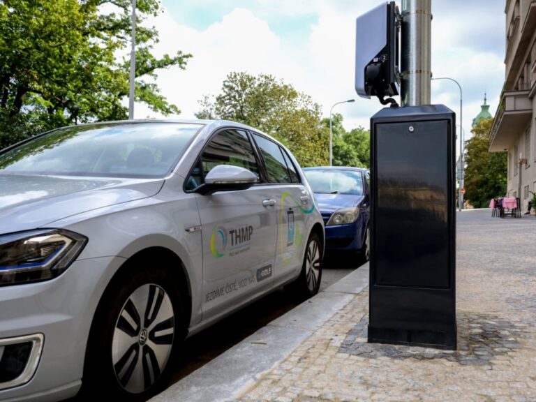 ČR v elektromobilitě zaostává, v počtu dobíječek je na konci EU