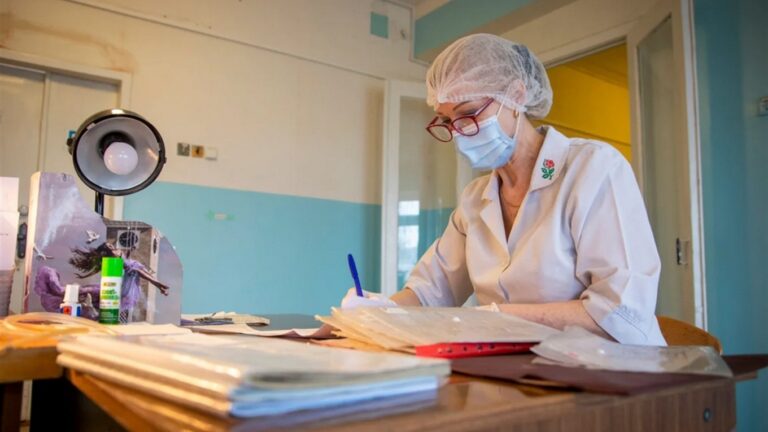 Index rizika epidemie covidu v ČR se drží na čtvrtém stupni