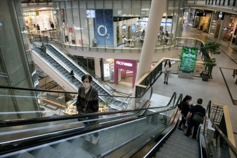 Vláda posoudí návrh otevřít od pondělí všechny obchody
