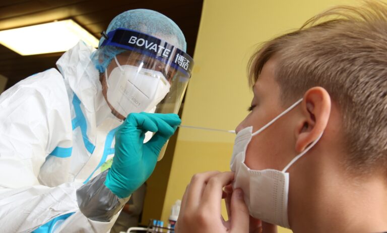 Ve středu přibylo 17.668 nakažených, nejvíc od začátku epidemie