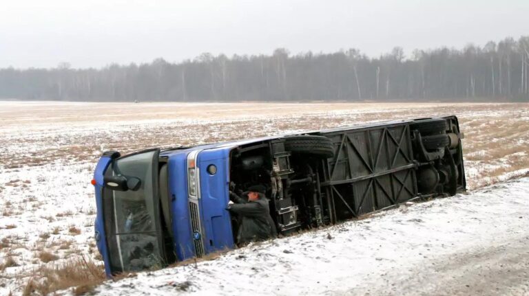 Na Jihlavsku havaroval autobus, zranilo se několik dětí