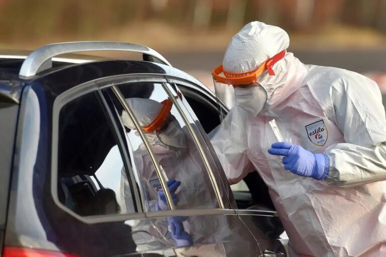 Skóre PES kleslo na 66 bodů, v pondělí přibylo 5169 nakažených