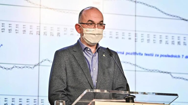 Léky na covid nejsou politické téma, uvádí ministerstvo k výtkám Babiše