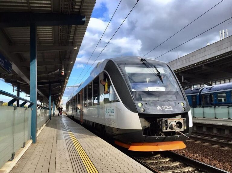 Jednotné jízdné se od neděle rozšíří na většinu vlaků v zemi