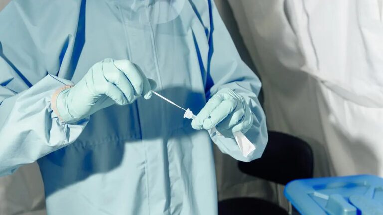 Počet zemřelých s covidem přesáhl v ČR 15.000, PES je na 73 bodech