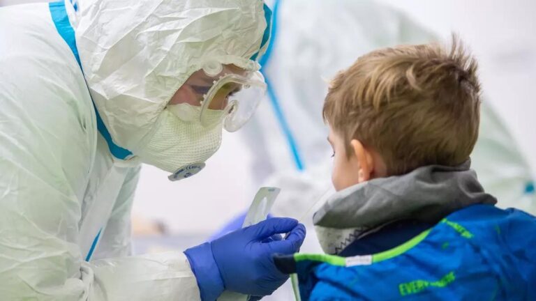 Rizikový index epidemie covidu zůstává druhý den ve 4. stupni