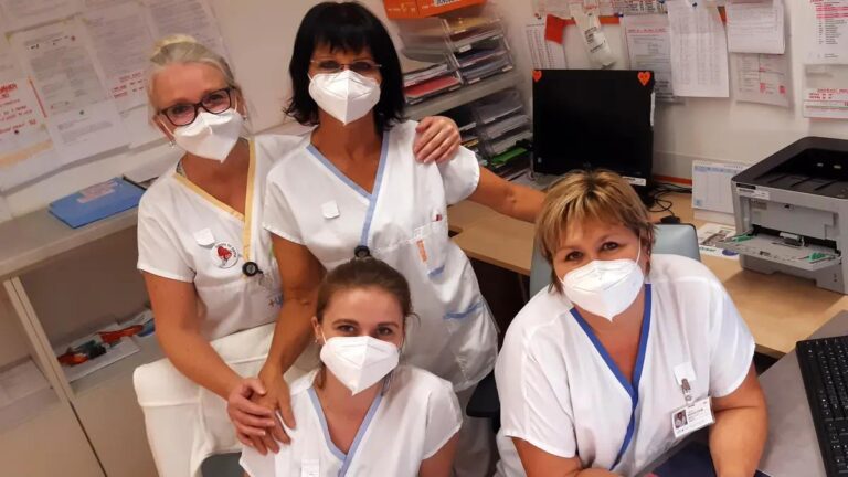 Komentář: Vyčerpávající rok 2020 může končit dobrou zprávou