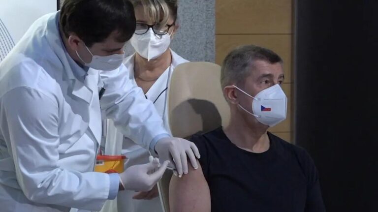 Babiš dostane druhou dávku očkování proti covidu v neděli v ÚVN