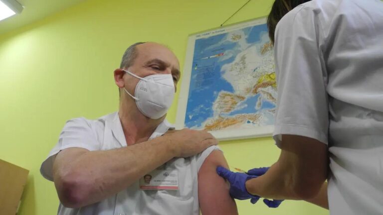 Ve FN Ostrava začalo očkování vakcínou proti covidu-19