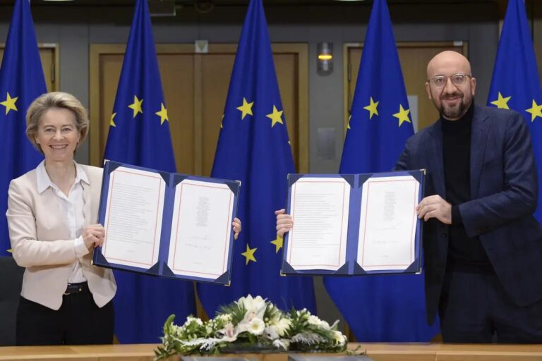 Představitelé EU podepsali dohodu o vztazích s Británií