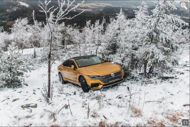 Pokus vyjet na Jedlovou horu nevyšel, auto může ve stráni zůstat do jara