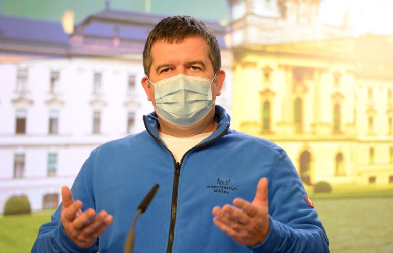 Chcípl PES demonstroval před domem ministra Hamáčka v Mratíně