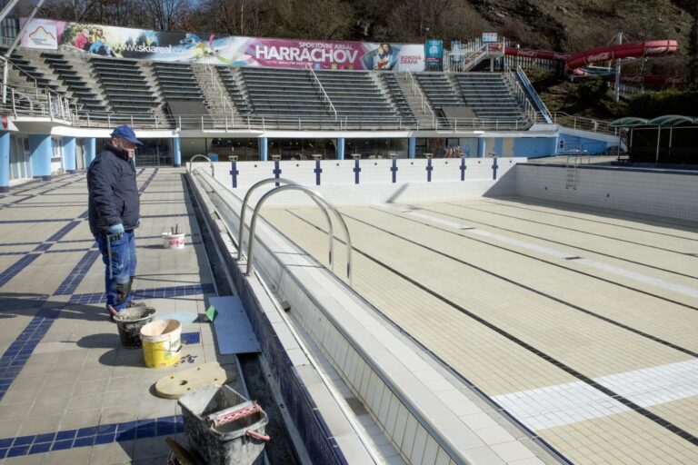 V neděli se zpřísní opatření proti covidu-19