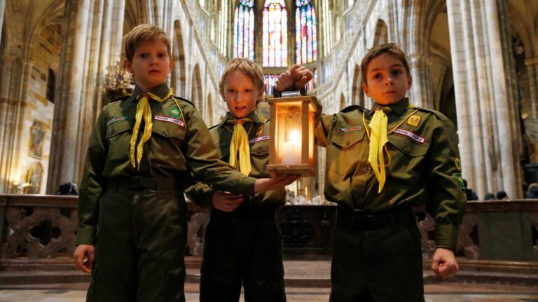 Plamínek z Betléma je v Česku, skauti jej převzali na hranici