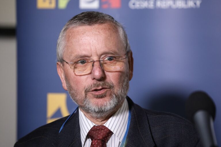 Šéf SZÚ kvůli informacím o očkování rodin zaměstnanců rezignoval