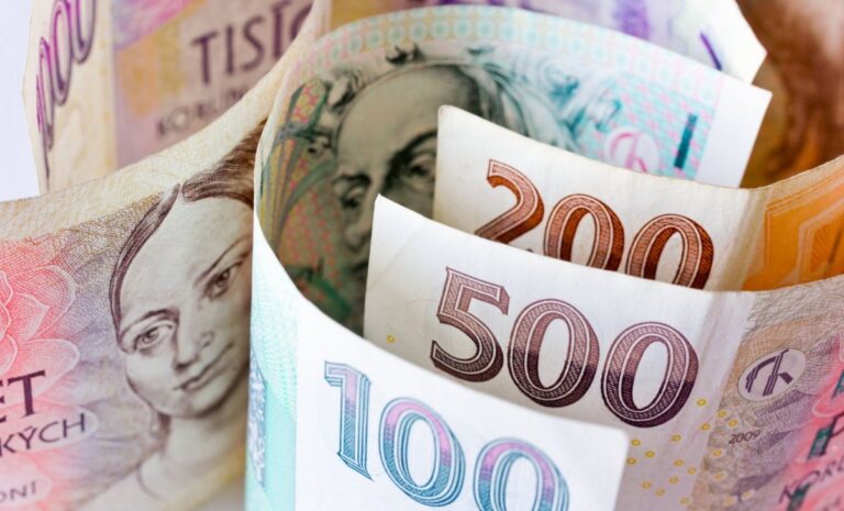 Průzkum: Lidé by měli utrácet jen peníze, které již mají