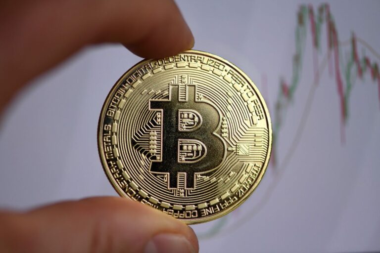 Cena bitcoinu překonala 30.000 dolarů, za rok se zečtyřnásobila