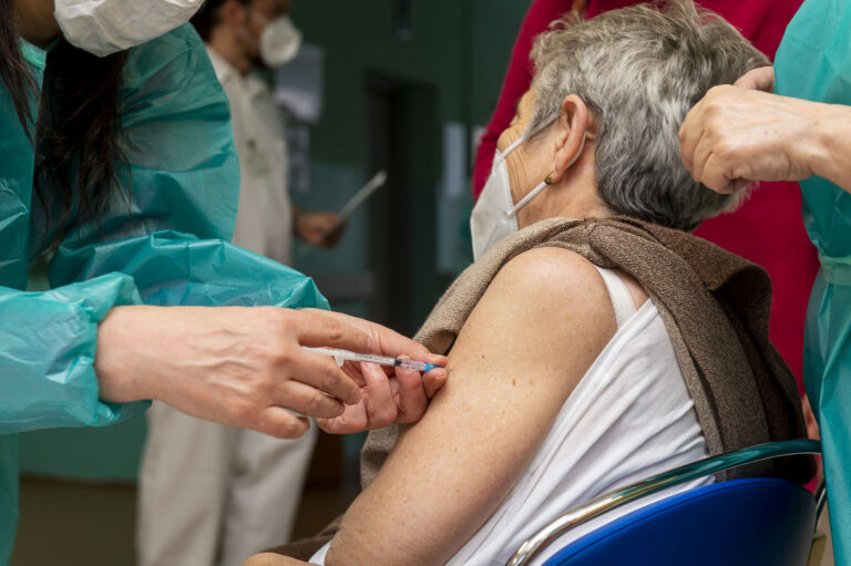 Blatný: Očkování nejrizikovějších skupin se asi o měsíc opozdí