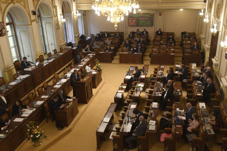 Chceme to mít za sebou hlavně co nejdříve, zní ze Sněmovny