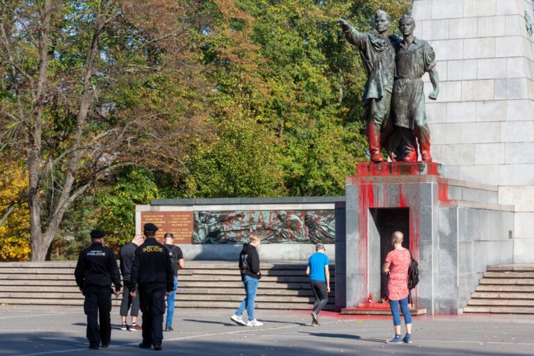 Policie vyšetřuje poničení ostravského památníku Rudé armády. Ruská diplomacie žádá opatření