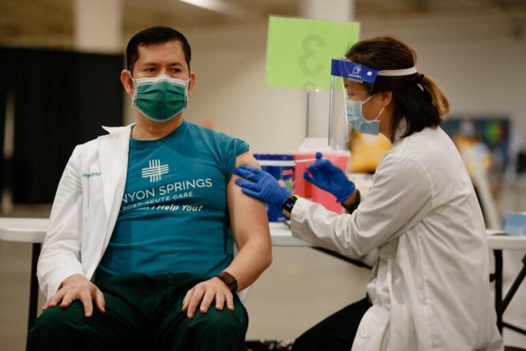 Ruská vakcína změnila názor dezinformátorů. Místo veškerého očkování nově odmítají jen to západní