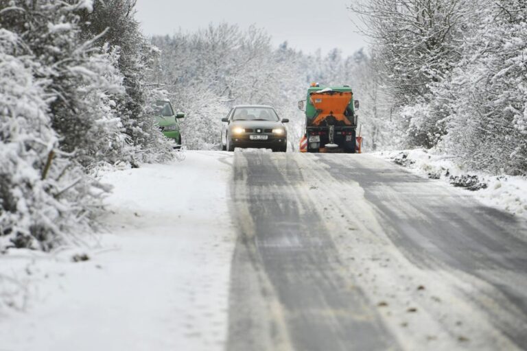 V Ústeckém a Libereckém kraji leží na cestách místy sníh