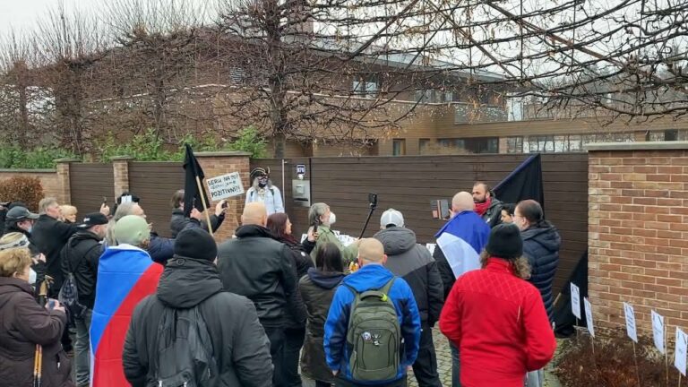 Desítky demonstrantů přinesly rakev před dům Andreje Babiše