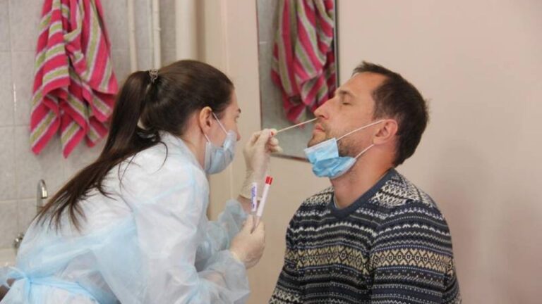 V úterý přibylo 9144 případů, opět méně než před týdnem