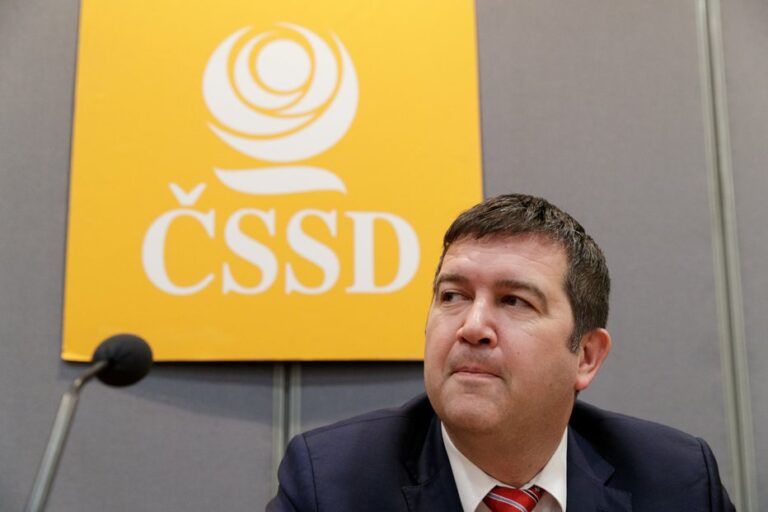 Hamáček zprostil ve vrbětické kauze mlčenlivosti šéfa rozvědky i policie