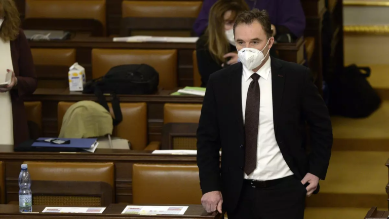 Švejdar odvolal Husáka, Babiš nebude požadovat Hniličkův odchod