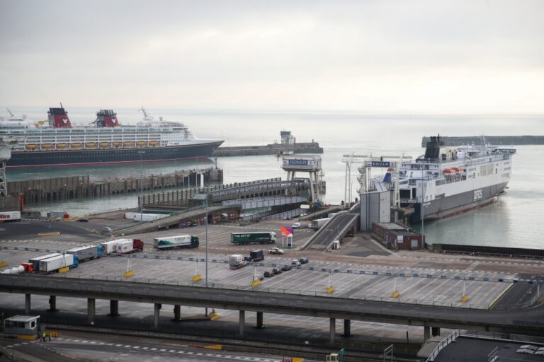 Všechno funguje jako před půlnocí, říká o provozu mezi Británií a unií po brexitu mluvčí. Je ale svátek