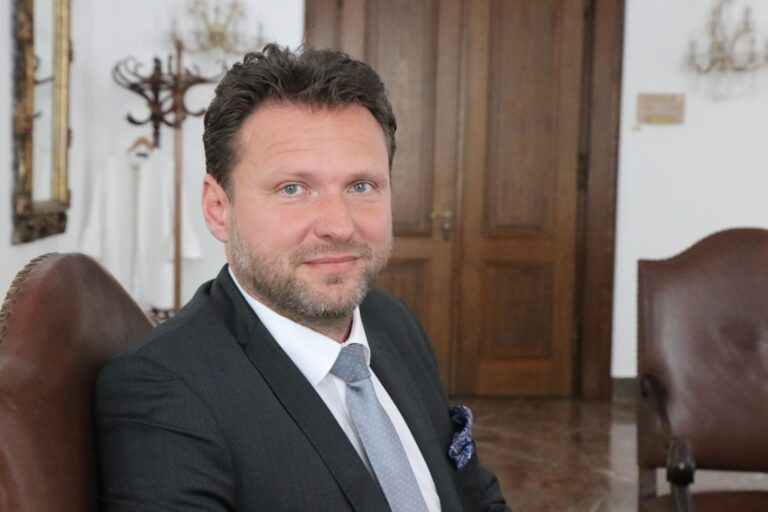 Covid podle předsedy Sněmovny prohloubil rozdělení společnosti