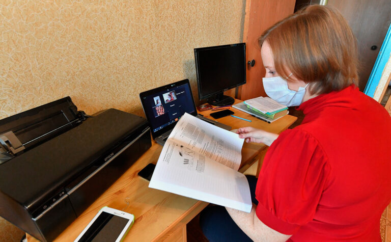 Ředitelé: Výuka on-line je teď podobná jako na podzim, sílí únava