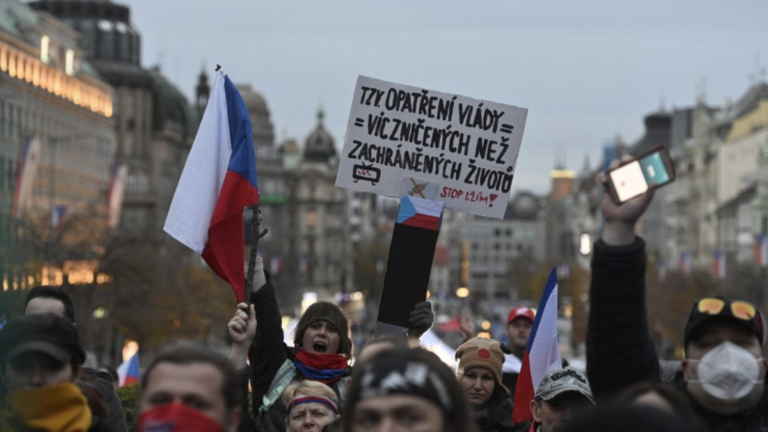 Desítky lidí na protestu v Praze kritizovaly omezení proti covidu