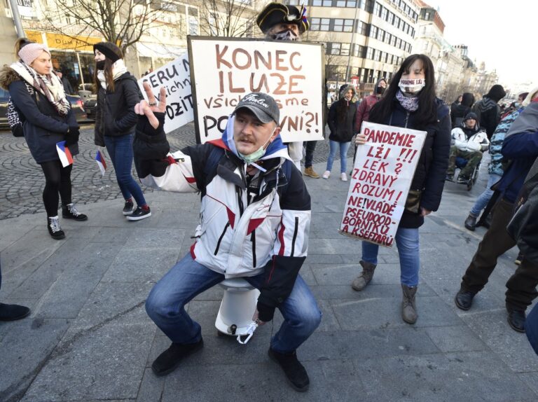 Na Václavském náměstí demonstrují stovky lidí proti omezením