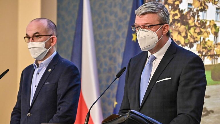 Medici nebudou platit daně a odvody, vakcína Moderny bude v úterý