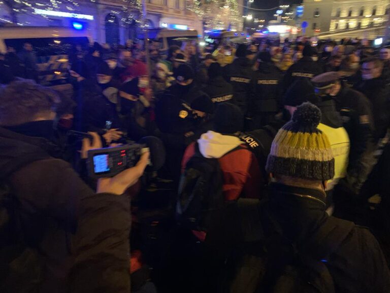 V několika městech lidé demonstrovali proti vládním opatřením