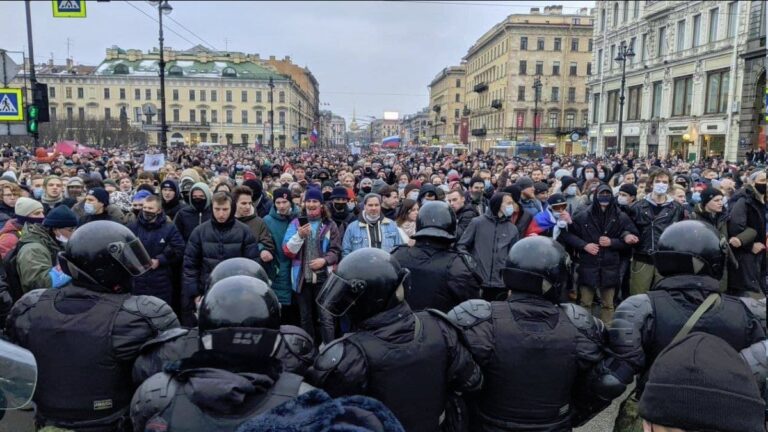 Žena z Petrohradu zbitá policisty při demonstraci skončila na jednotce intenzivní péče